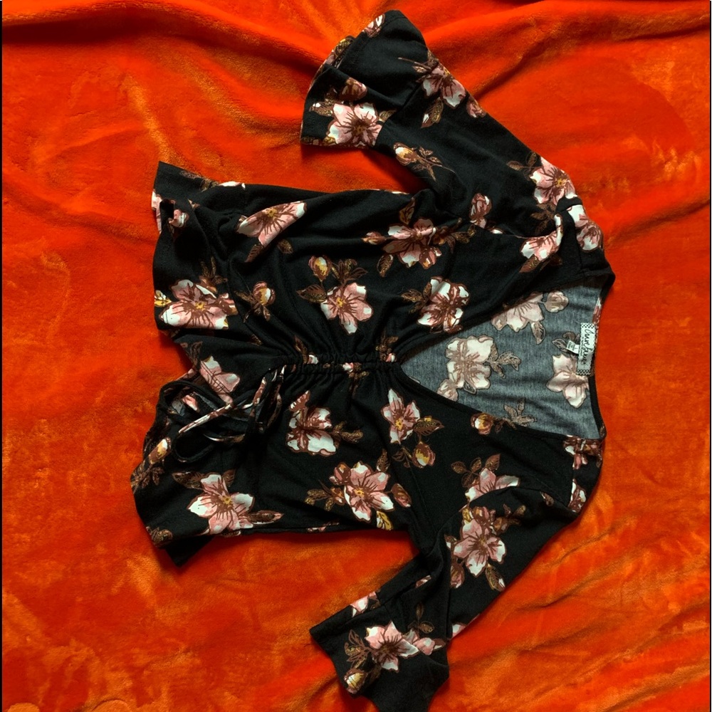 Adorable floral top🌺